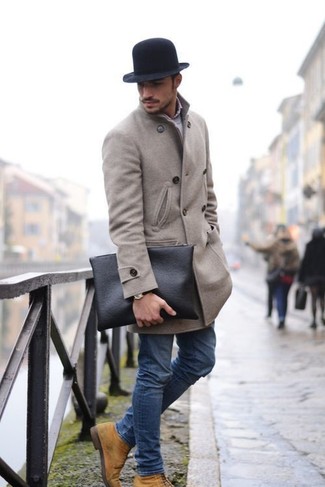 Comment porter une pochette noire pour un style chic decontractés