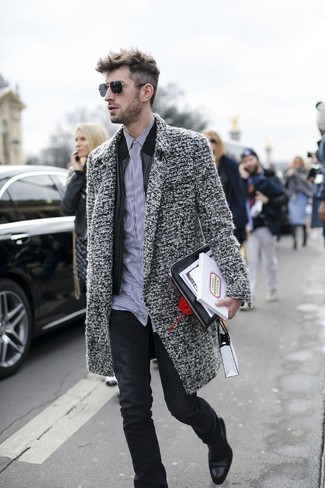 Comment porter une pochette noire pour un style chic decontractés