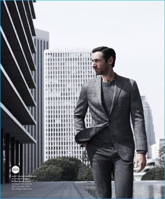 Un pull à col rond à porter avec un blazer gris à 30 ans: Associe un blazer gris avec un pull à col rond pour un look idéal au travail.