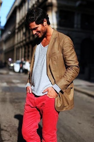 Comment porter un blazer à carreaux marron pour un style decontractés: Pense à marier un blazer à carreaux marron avec un pantalon chino rouge si tu recherches un look stylé et soigné.