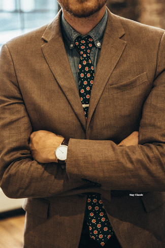 Tenue: Blazer à chevrons marron, Chemise à manches longues en chambray bleue, Cravate à fleurs noire