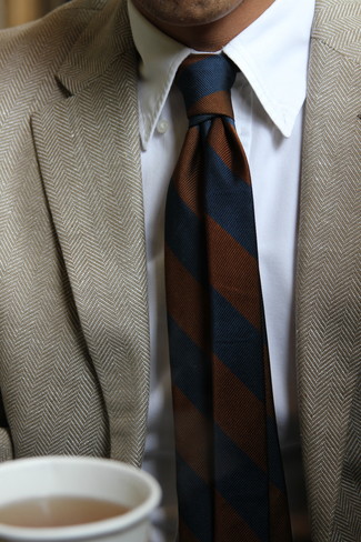 Comment porter un blazer à chevrons marron: Associe un blazer à chevrons marron avec une chemise de ville blanche pour dégager classe et sophistication.