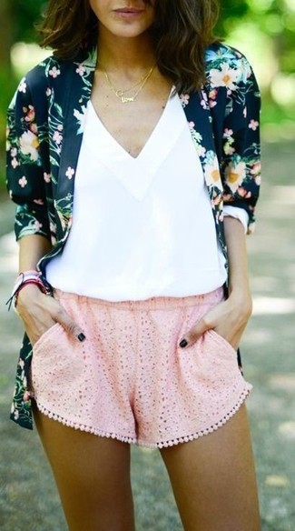 Comment porter un débardeur blanc: Pense à porter un débardeur blanc et un short en dentelle rose pour un look idéal le week-end.