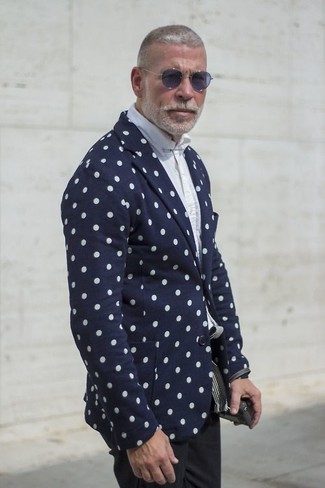 Un blazer à porter avec une chemise à manches longues blanc et bleu marine quand il fait chaud après 50 ans: Pense à harmoniser un blazer avec une chemise à manches longues blanc et bleu marine pour créer un look chic et décontracté.