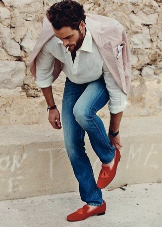 Un jean à porter avec des slippers bordeaux: Essaie d'associer un blazer beige avec un jean pour un look idéal au travail. Jouez la carte classique pour les chaussures et complète cet ensemble avec une paire de slippers bordeaux.