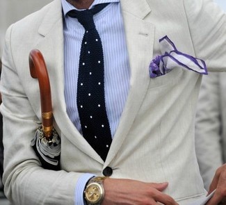 Comment porter une pochette de costume blanc et violet quand il fait chaud: Harmonise un blazer beige avec une pochette de costume blanc et violet pour une tenue idéale le week-end.