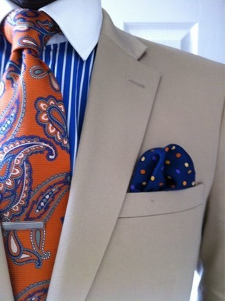Comment porter une cravate imprimée cachemire: Harmonise un blazer beige avec une cravate imprimée cachemire pour une silhouette classique et raffinée.