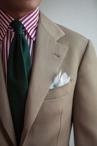 Tenue: Blazer beige, Chemise de ville à rayures verticales blanc et rouge, Cravate en tricot vert foncé, Pochette de costume vert menthe