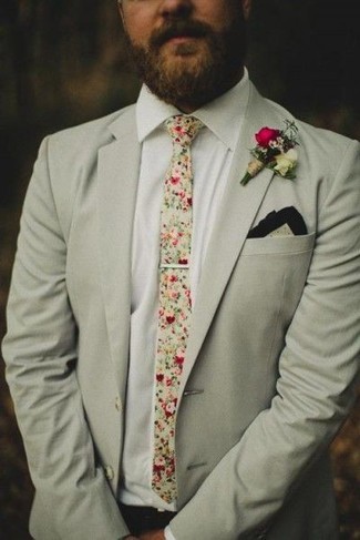 Comment porter une cravate à fleurs beige pour un style elégantes quand il fait chaud: Associe un blazer beige avec une cravate à fleurs beige pour une silhouette classique et raffinée.