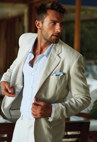 Comment porter un blazer beige: Pense à marier un blazer beige avec un pantalon de costume beige pour un look pointu et élégant.