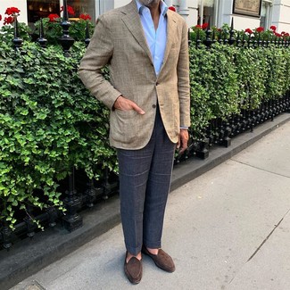 Comment porter un blazer marron clair après 50 ans: Opte pour un blazer marron clair avec un pantalon de costume bleu marine pour un look classique et élégant. Cette tenue se complète parfaitement avec une paire de slippers en daim marron foncé.