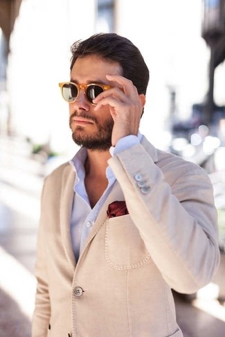 Comment porter un blazer beige: Porte un blazer beige et une chemise de ville bleu clair pour dégager classe et sophistication.