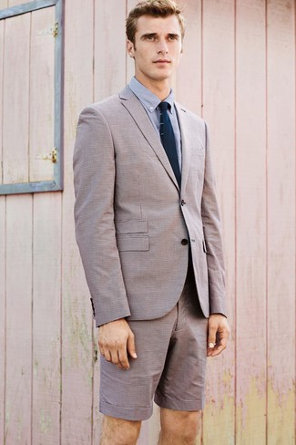 Comment porter une cravate en tricot à 30 ans: Associe un blazer beige avec une cravate en tricot pour dégager classe et sophistication.