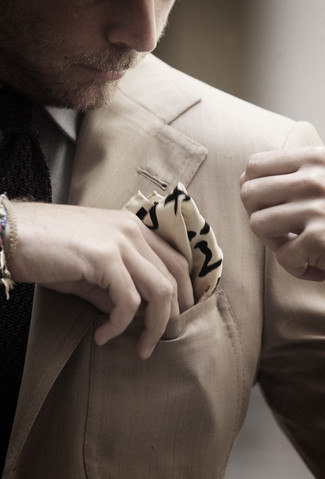Comment porter une cravate en tricot tabac: Pense à porter un blazer beige et une cravate en tricot tabac pour un look pointu et élégant.