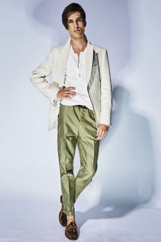 Comment porter un pantalon de costume vert foncé pour un style chic decontractés en été à 20 ans: Pense à opter pour un blazer en lin beige et un pantalon de costume vert foncé pour un look classique et élégant. Cet ensemble est parfait avec une paire de slippers en daim imprimés léopard marron. Cette tenue est une super idée pour l'été.