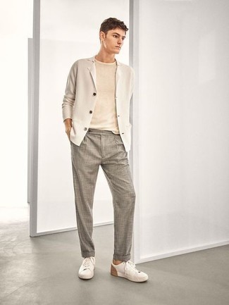 Comment porter un pantalon chino gris: Associe un blazer en tricot beige avec un pantalon chino gris pour créer un look chic et décontracté. Une paire de baskets basses en toile blanches apporte une touche de décontraction à l'ensemble.