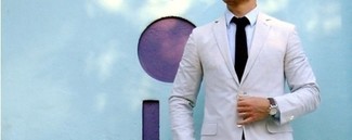 Comment porter un blazer blanc avec une chemise à manches longues bleue: Opte pour un blazer blanc avec une chemise à manches longues bleue pour créer un look chic et décontracté.