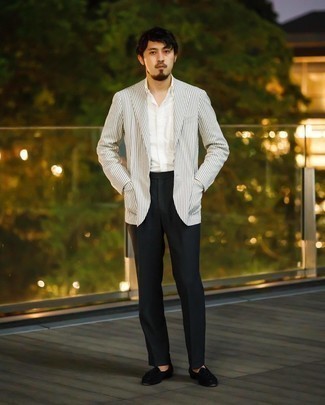 Comment porter un blazer à rayures verticales blanc: Opte pour un blazer à rayures verticales blanc avec un pantalon de costume noir pour une silhouette classique et raffinée. Une paire de mocassins à pampilles en velours noirs est une option génial pour complèter cette tenue.
