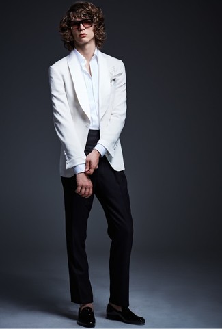 Comment porter un blazer blanc pour un style elégantes à 20 ans: Associe un blazer blanc avec un pantalon de costume noir pour un look pointu et élégant. Une paire de slippers en cuir noirs est une option astucieux pour complèter cette tenue.