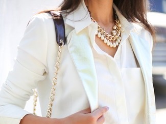 Comment porter un collier de perles blanc: Marie un blazer blanc avec un collier de perles blanc pour un look confortable et décontracté.