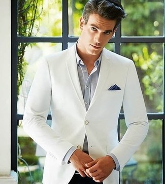 Comment porter une pochette de costume á pois bleu marine: Essaie d'associer un blazer blanc avec une pochette de costume á pois bleu marine pour une tenue idéale le week-end.