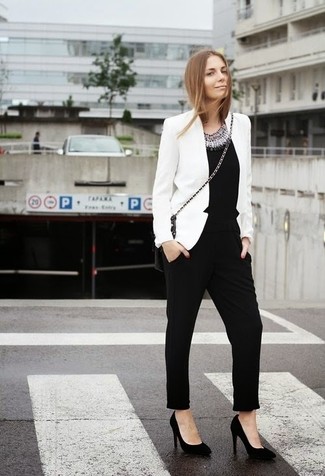 Comment porter une combinaison pantalon ornée: Essaie de marier un blazer blanc avec une combinaison pantalon ornée pour une tenue idéale le week-end. Termine ce look avec une paire de escarpins en daim noirs.