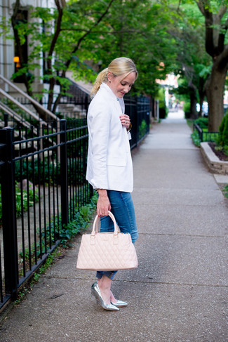 Comment porter un sac fourre-tout en cuir matelassé rose: Pense à associer un blazer blanc avec un sac fourre-tout en cuir matelassé rose pour un look confortable et décontracté. Complète ce look avec une paire de escarpins en cuir argentés.