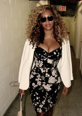 Tenue de Beyonce: Blazer blanc, Robe fourreau à fleurs noire et blanche, Sac bandoulière en cuir beige