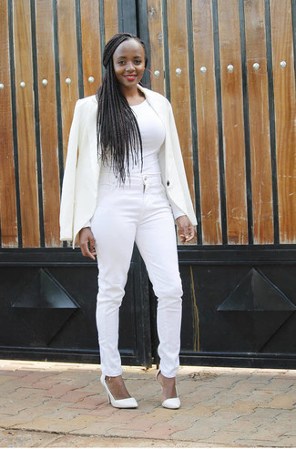 Comment porter des escarpins en cuir blancs: Opte pour un blazer blanc avec un jean skinny blanc pour obtenir un look relax mais stylé. Complète ce look avec une paire de escarpins en cuir blancs.