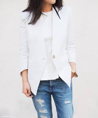 Comment porter un blazer blanc: Pour une tenue de tous les jours pleine de caractère et de personnalité pense à associer un blazer blanc avec un jean déchiré bleu.