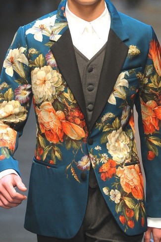 Comment porter un blazer à fleurs vert foncé: Marie un blazer à fleurs vert foncé avec un pantalon de costume gris foncé pour une silhouette classique et raffinée.
