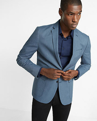 Un blazer à porter avec une chemise à manches longues bleu marine quand il fait chaud: Porte un blazer et une chemise à manches longues bleu marine pour prendre un verre après le travail.