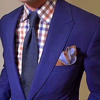 Comment porter une cravate en tricot bleue pour un style chic decontractés quand il fait chaud: Associe un blazer bleu avec une cravate en tricot bleue pour un look classique et élégant.