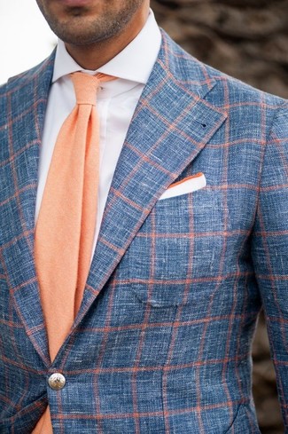 Tenue: Blazer en laine à carreaux bleu, Chemise de ville blanche, Cravate en laine orange, Pochette de costume blanche