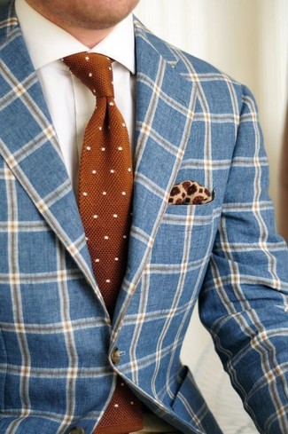 Comment porter une cravate á pois tabac en été à 30 ans: Associe un blazer à carreaux bleu avec une cravate á pois tabac pour une silhouette classique et raffinée. On aime cette tenue, tellement estivale.