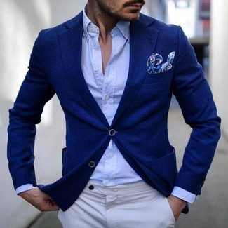 Tenue: Blazer bleu, Chemise de ville bleu clair, Pantalon chino blanc, Pochette de costume imprimée bleue