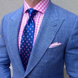 Comment porter une chemise de ville en vichy blanc et rose: Associe une chemise de ville en vichy blanc et rose avec un blazer bleu pour un look idéal au travail.