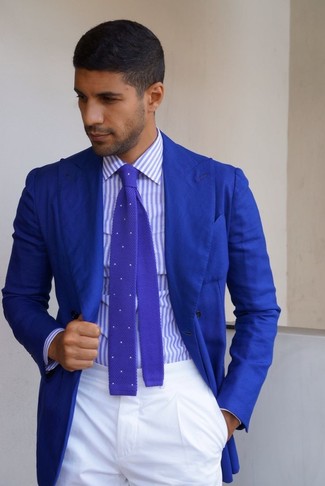 Tenue: Blazer bleu, Chemise de ville à rayures verticales violet clair, Pantalon de costume blanc, Cravate en laine á pois violette