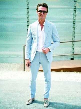 Comment porter des slippers en cuir argentés: Pense à opter pour un blazer bleu clair et un pantalon de costume bleu clair pour dégager classe et sophistication. Une paire de des mocassins à pampilles en cuir gris est une option génial pour complèter cette tenue.
