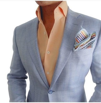 Comment porter une pochette de costume multicolore: Associe un blazer bleu clair avec une pochette de costume multicolore pour une tenue relax mais stylée.