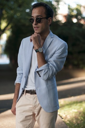 Comment porter un blazer bleu clair pour un style chic decontractés: Pense à associer un blazer bleu clair avec un pantalon chino beige si tu recherches un look stylé et soigné.
