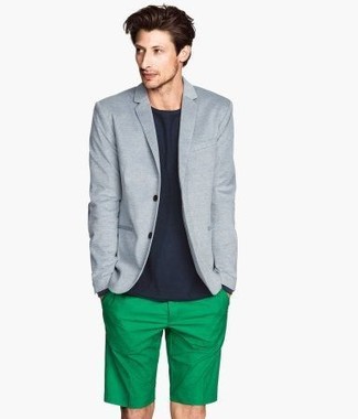 Comment porter un short vert en été: Associe un blazer bleu clair avec un short vert si tu recherches un look stylé et soigné. Nous adorons vraiment beaucoup cette tenue qui est idéale pour l'été.