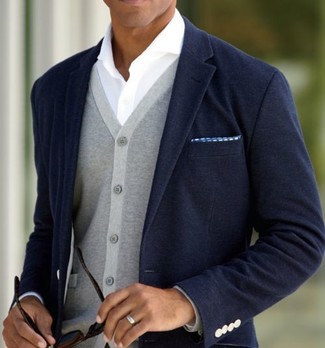 Un cardigan à porter avec un blazer bleu marine en automne: Pense à porter un blazer bleu marine et un cardigan pour un look idéal au travail. Un look génial, il va t’inspirer en ce début d'automne.