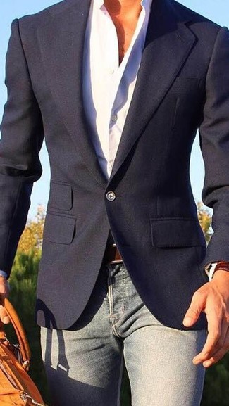 Comment porter une chemise à manches longues blanche avec un blazer bleu marine: Pense à opter pour un blazer bleu marine et une chemise à manches longues blanche pour aller au bureau.
