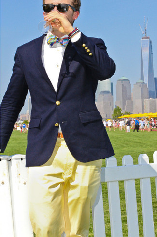 Comment porter un pantalon chino moutarde: Harmonise un blazer bleu marine avec un pantalon chino moutarde pour aller au bureau.