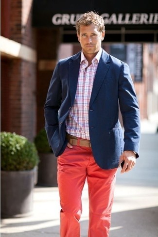 Un pantalon chino à porter avec une chemise à manches longues blanc et rouge et bleu marine: Choisis une chemise à manches longues blanc et rouge et bleu marine et un pantalon chino pour une tenue idéale le week-end.