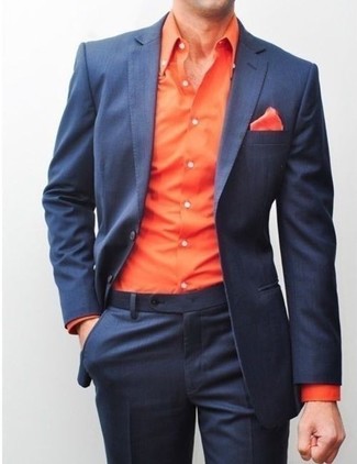 Comment porter une chemise à manches longues orange: Associe une chemise à manches longues orange avec un pantalon de costume bleu marine pour dégager classe et sophistication.