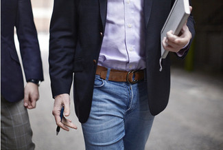 Comment porter une chemise à manches longues pourpre foncé: Associe une chemise à manches longues pourpre foncé avec un jean bleu pour obtenir un look relax mais stylé.