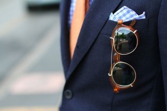 Tenue: Blazer bleu marine, Chemise de ville en vichy blanc et bleu, Cravate orange, Pochette de costume en coton en vichy blanc et bleu