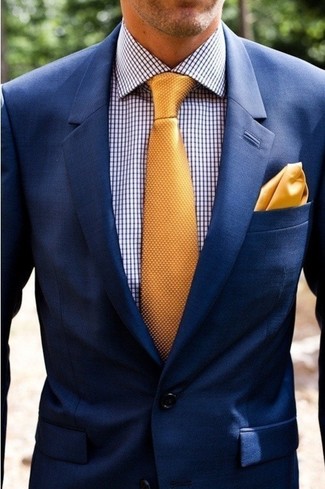 Comment porter une pochette de costume en soie dorée: Pense à marier un blazer bleu marine avec une pochette de costume en soie dorée pour une tenue relax mais stylée.